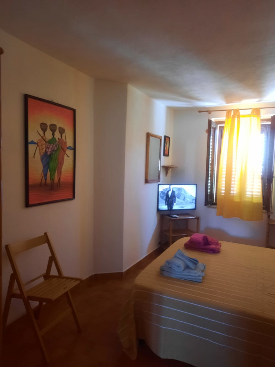 immagine della camera con arredi etnici